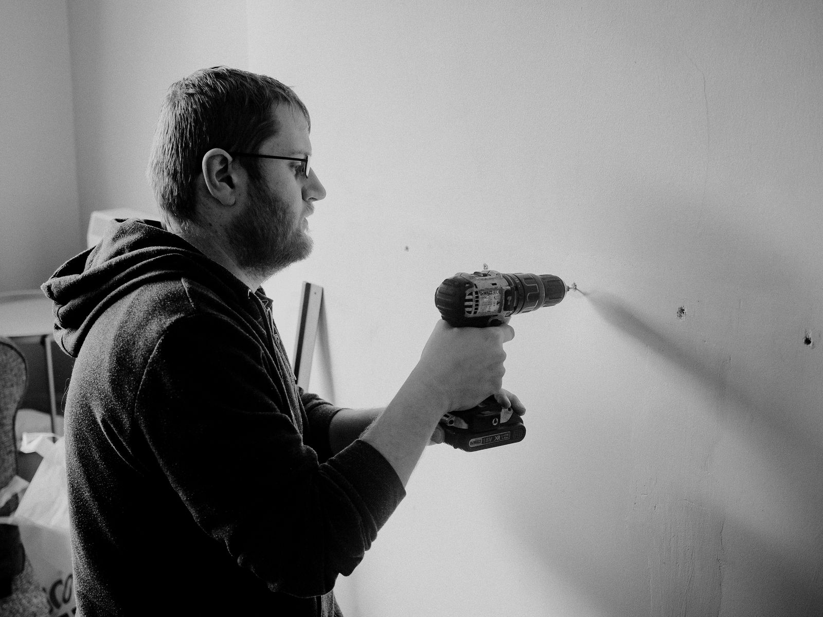 Preparing a wall for a mounted fitting